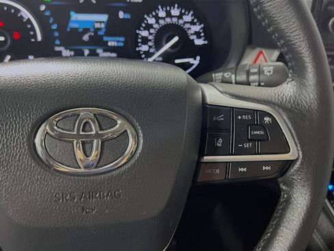 Used 2025 Toyota Sienna XLE FWD image 20