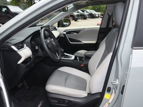 Used 2019 Toyota RAV4 XLE Premium FWD image 8