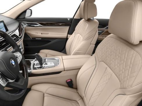 Used 2018 BMW 740i image 9