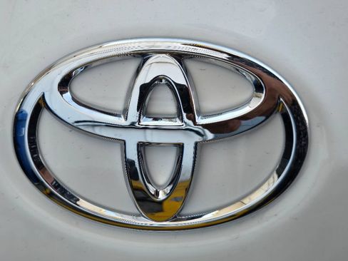 Used 2018 Toyota Corolla LE FWD image 3
