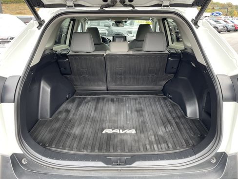 Used 2021 Toyota RAV4 XLE Premium image 13