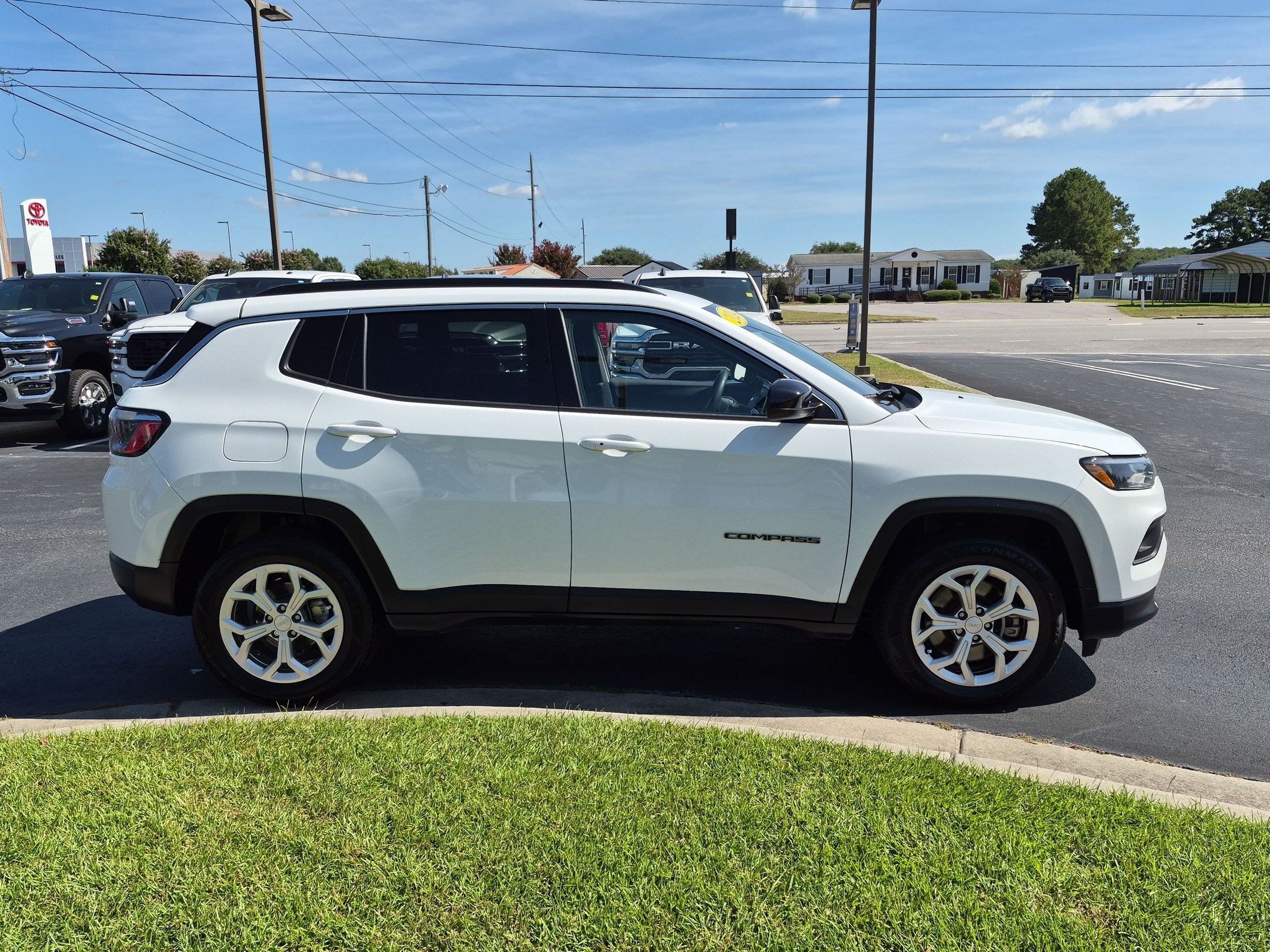 Used 2024 Jeep Compass Latitude AWD/4WD image 4