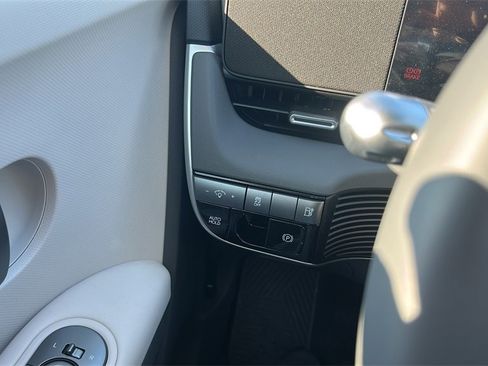Certified 2025 Hyundai Ioniq 5 SE image 18