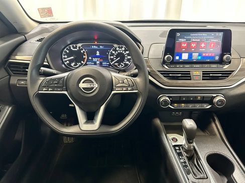 Used 2025 Nissan Altima 2.5 SV FWD image 3