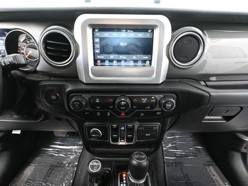 Used 2019 Jeep Wrangler Unlimited Sahara AWD/4WD image 33
