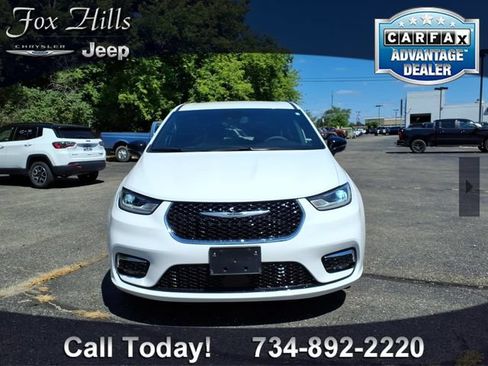 Used 2026 Chrysler Pacifica Select FWD image 2