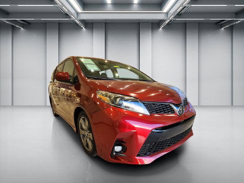 Used 2018 Toyota Sienna SE FWD image 3
