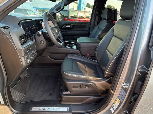 Used 2025 Chevrolet Suburban Premier AWD/4WD image 16