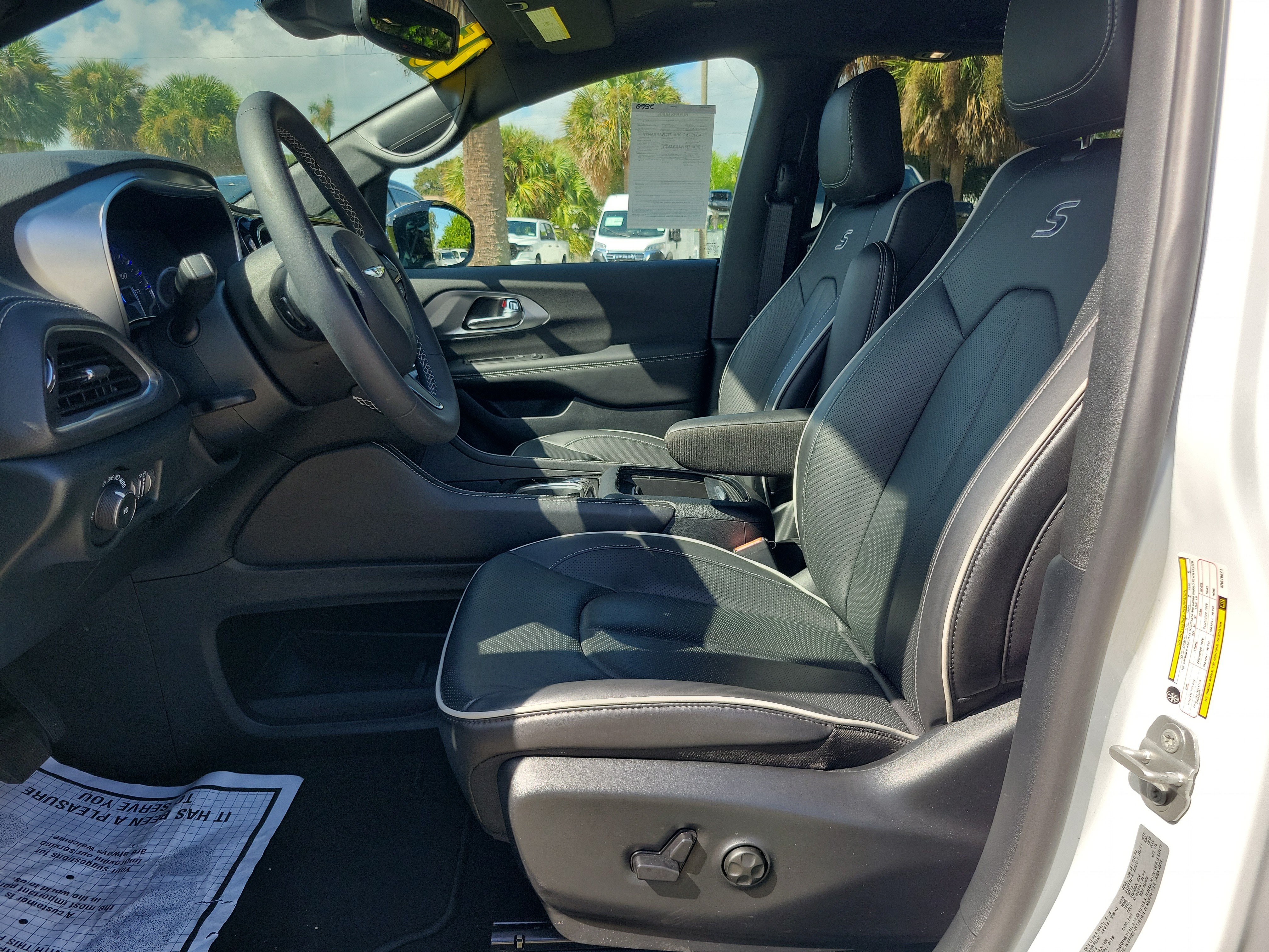 Used 2025 Chrysler Pacifica Limited FWD image 12