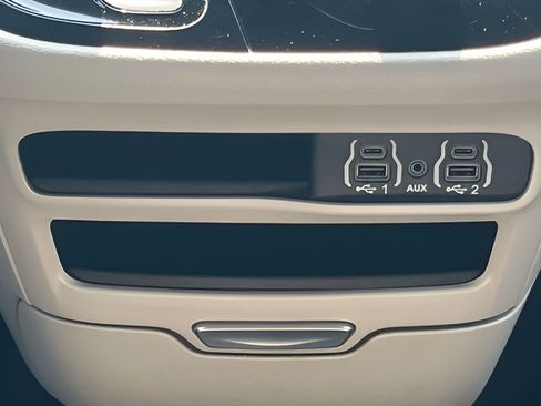 Used 2024 Chrysler Pacifica Touring-L FWD image 31