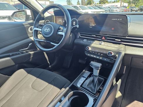 Used 2024 Hyundai Elantra SEL w/ Convenience Package FWD image 11