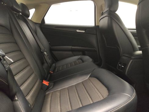 Used 2018 Ford Fusion SE w/ Equipment Group 201A FWD image 19