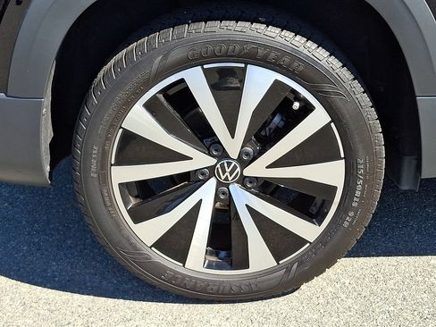 Used 2023 Volkswagen Taos SE w/ Panoramic Sunroof Package FWD image 8