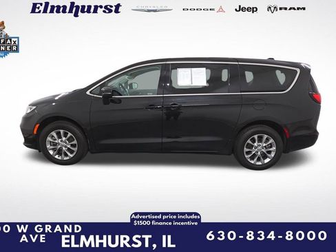 Used 2023 Chrysler Pacifica Touring-L image 2