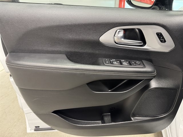 Used 2025 Chrysler Pacifica Limited FWD image 21
