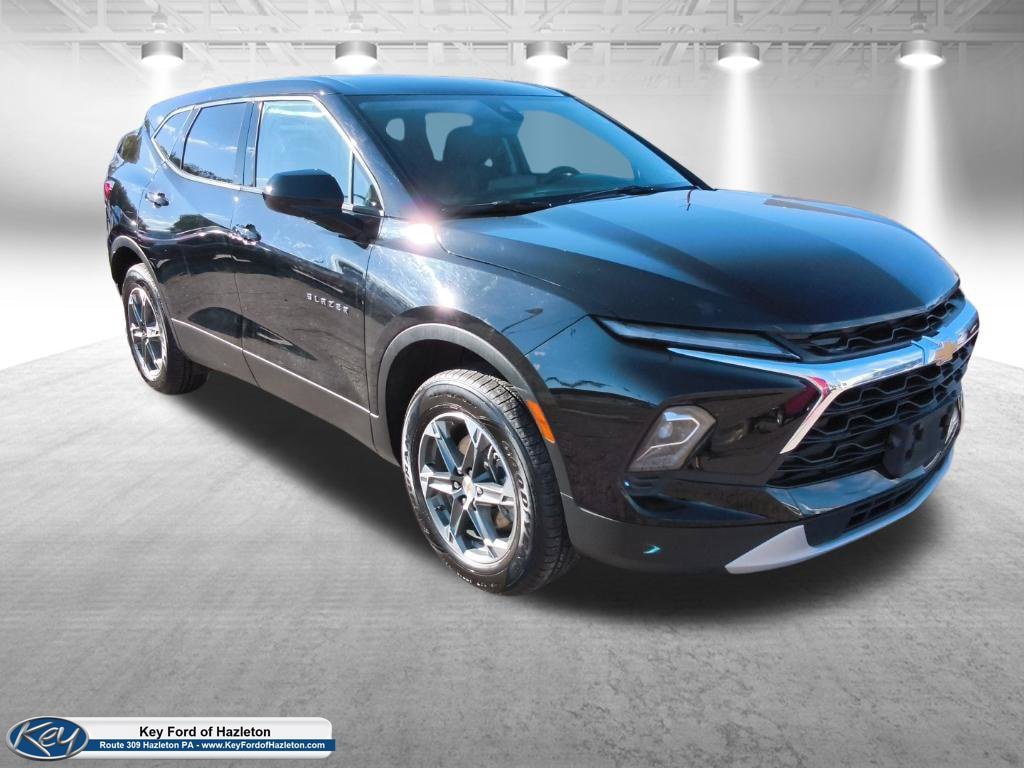 Used 2025 Chevrolet Blazer LT FWD image 1