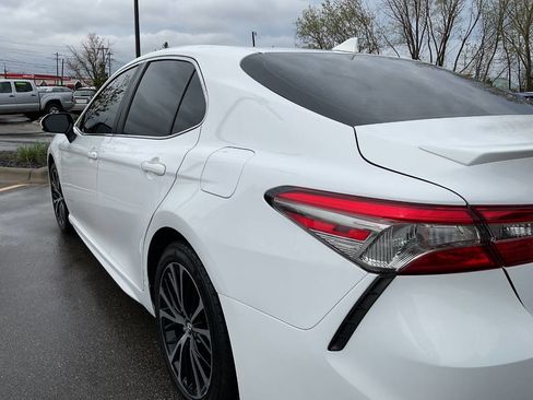 Used 2019 Toyota Camry SE FWD image 5
