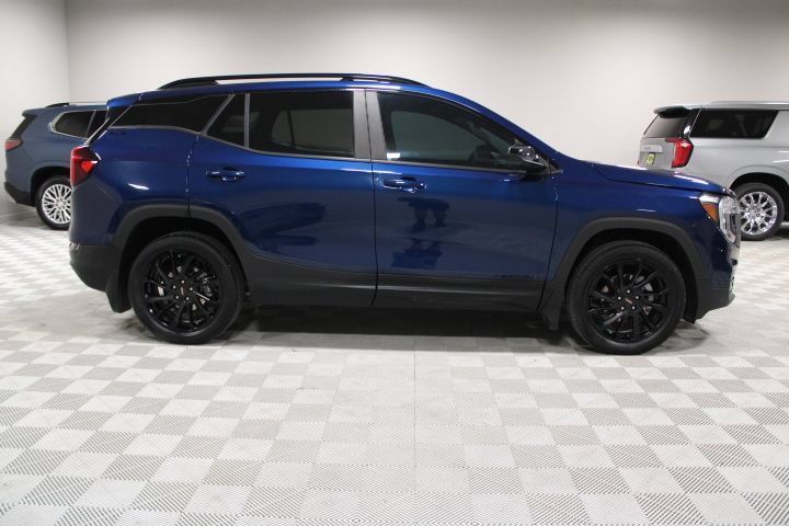 Used 2023 GMC Terrain SLE w/ Elevation Edition AWD/4WD image 11
