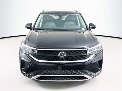 Used 2024 Volkswagen Taos SE image 2