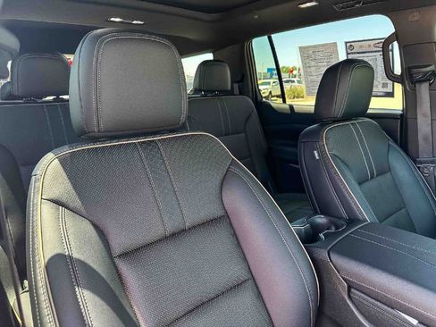 Used 2025 Chevrolet Traverse High Country FWD image 26