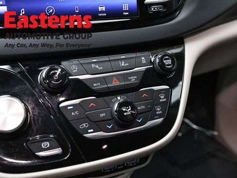 Used 2023 Chrysler Pacifica Touring-L FWD image 20