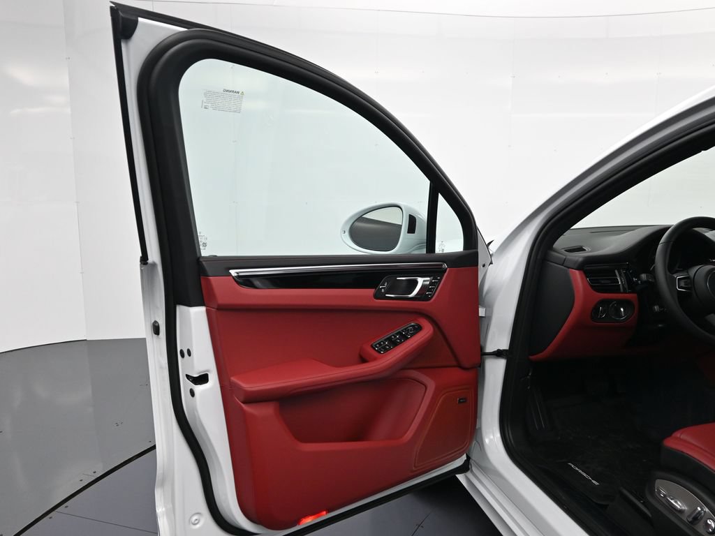 Certified 2026 Porsche Macan AWD/4WD image 16