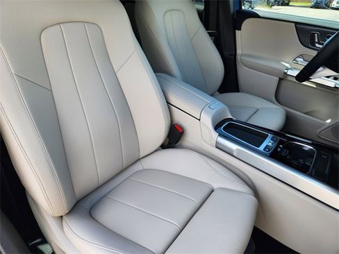 Used 2025 Mercedes-Benz GLB 250 4MATIC image 16