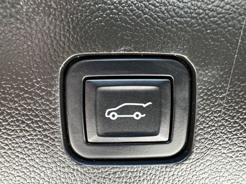 Used 2022 Chevrolet Traverse Premier w/ Redline Edition image 26