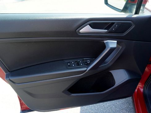 Used 2021 Volkswagen Tiguan SE w/ Panoramic Sunroof Package image 16