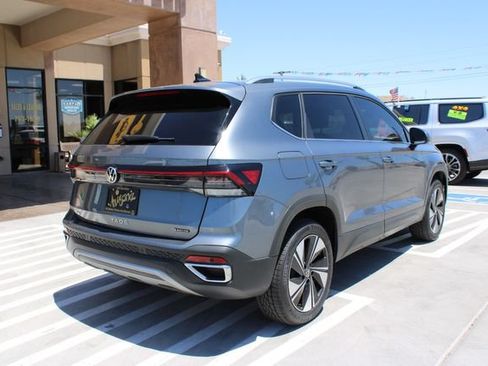 Used 2025 Volkswagen Taos SE AWD/4WD image 5