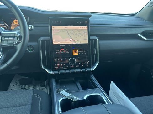 Used 2025 GMC Acadia Elevation image 11