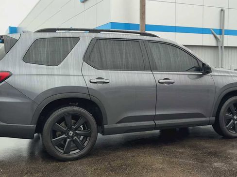 Used 2025 Honda Pilot Black Edition image 2