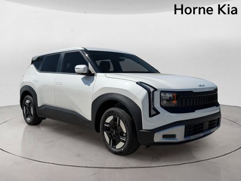 New 2027 Kia Seltos LX FWD image 2