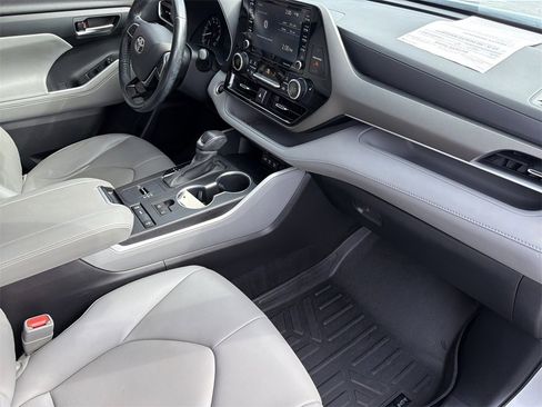 Used 2021 Toyota Highlander XLE image 20