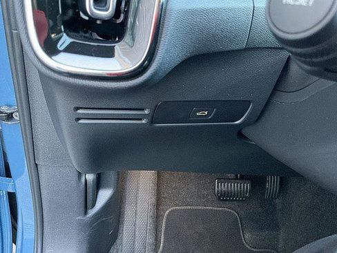 Certified 2025 Volvo XC40 B5 Plus AWD/4WD image 23