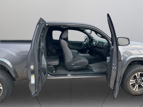 Used 2017 Toyota Tacoma TRD Sport image 31