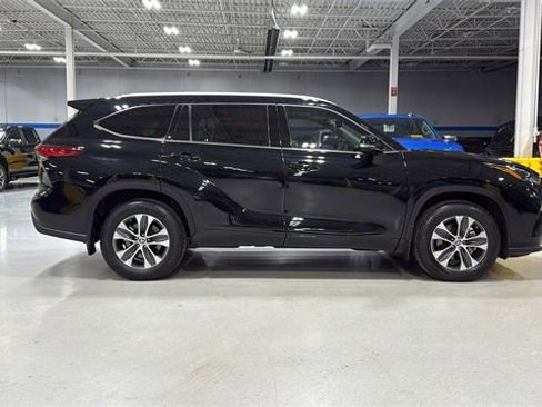Used 2022 Toyota Highlander XLE image 3