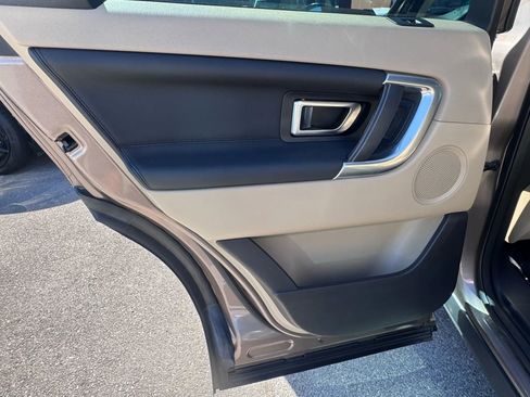Used 2016 Land Rover Discovery Sport HSE image 15
