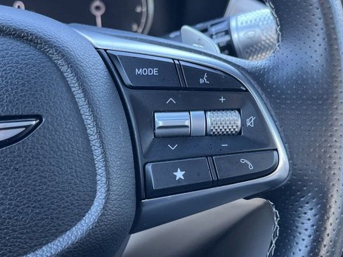 Used 2025 Genesis G70 2.5T image 11