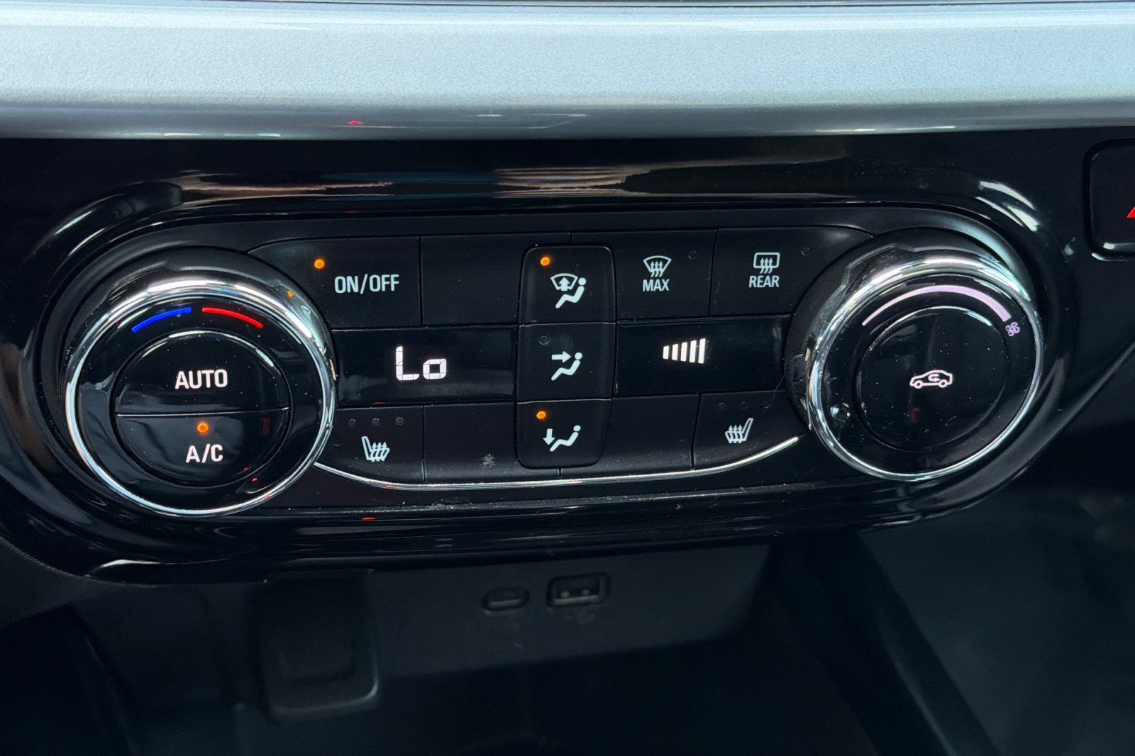 Used 2025 Chevrolet Trax LT w/ Driver Confidence Package FWD image 17