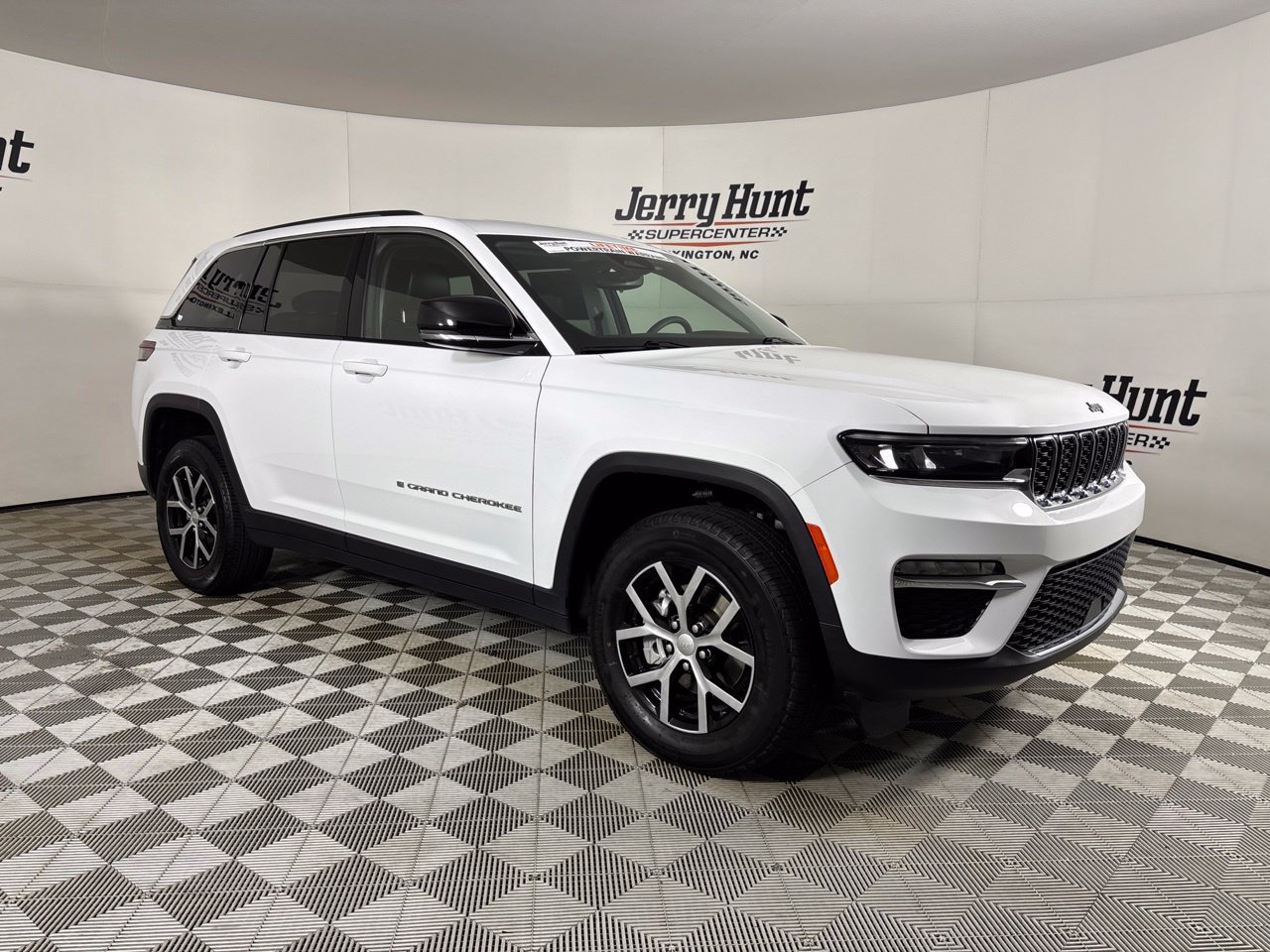 Used 2023 Jeep Grand Cherokee Limited AWD/4WD image 4
