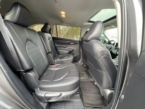 Used 2024 Toyota Highlander LE image 23
