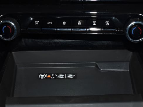 Used 2025 Chevrolet Tahoe High Country AWD/4WD image 17