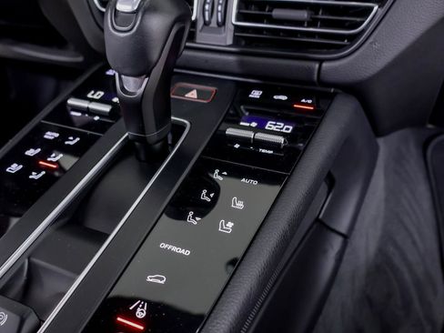 Certified 2022 Porsche Macan S w/ Premium Package Plus AWD/4WD image 18