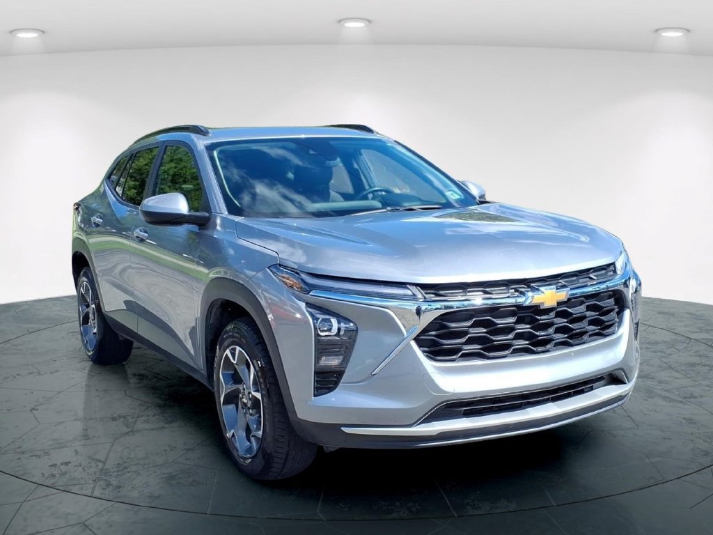 Used 2024 Chevrolet Trax LT w/ Driver Confidence Package FWD image 3