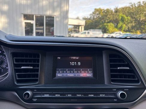 Used 2020 Hyundai Elantra SE image 19