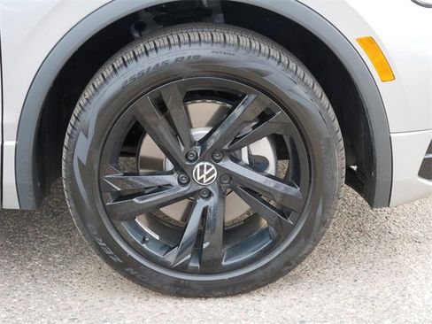 Certified 2024 Volkswagen Tiguan SE R-Line image 9