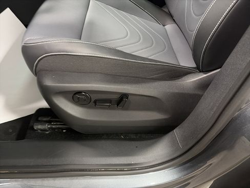 Certified 2025 Volkswagen Tiguan SE image 15