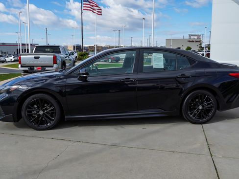 Certified 2025 Toyota Camry SE FWD image 5