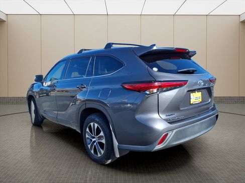 Used 2022 Toyota Highlander XLE image 4